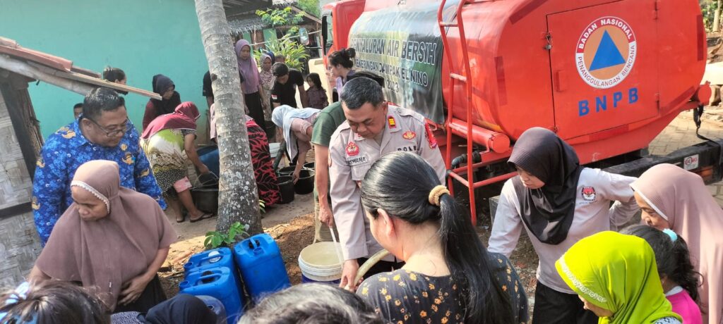 Polsek Bojong dan Dinas BPBD Kabupaten Pandeglang Bekerja Sama Distribusikan Air Bersih kepada Warga Terdampak Kekeringan 8 WhatsApp Image 2023 10 31 at 19.36.34