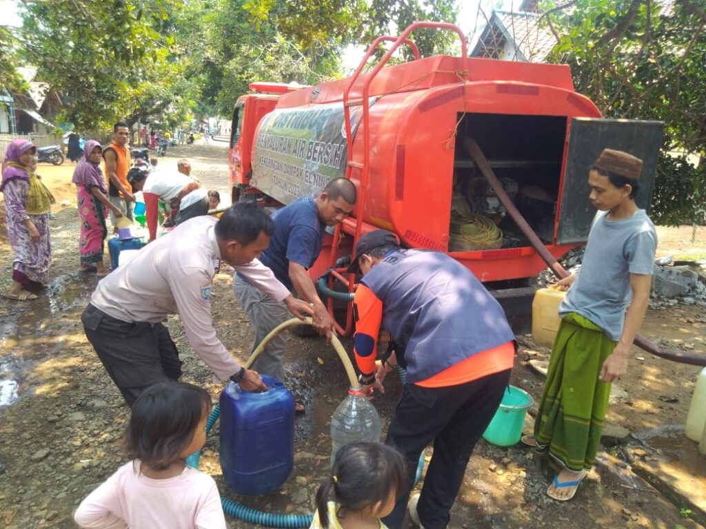Polsek Carita Berikan Bantuan Air Bersih kepada Warga Terdampak Kekeringan 9 WhatsApp Image 2023 10 31 at 20.05.46
