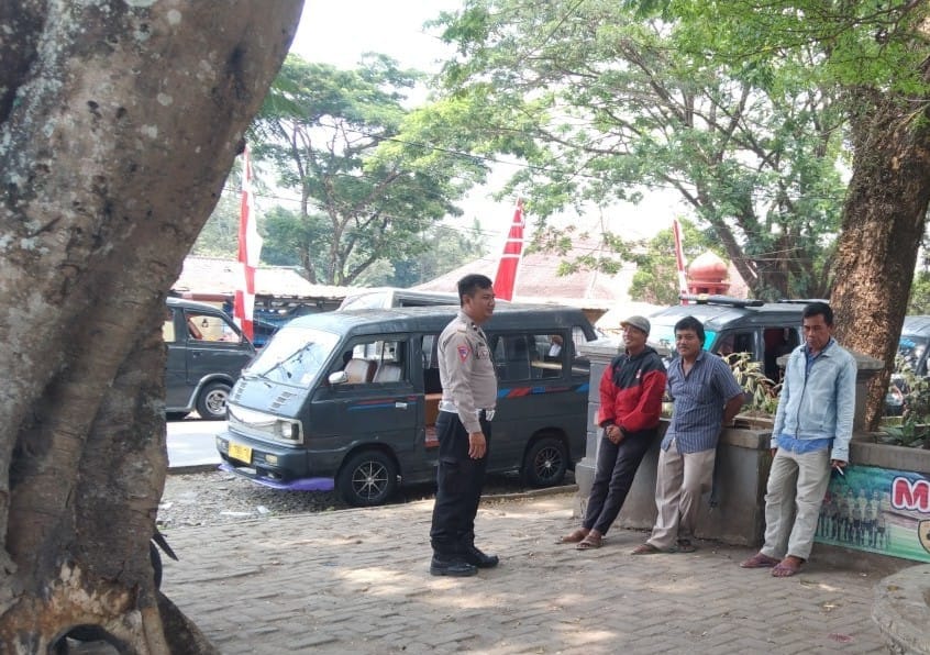 Polsek Menes Berikan Penyuluhan Keselamatan kepada Supir Angkutan Umum 10 WhatsApp Image 2023 10 31 at 20.07.34