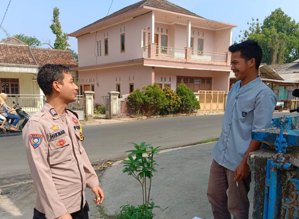 Bhabinkamtibmas Polsek Menes Melaksanakan Giat Door To Door System untuk Meningkatkan Kamtibmas 2 WhatsApp Image 2023 10 31 at 20.15.56