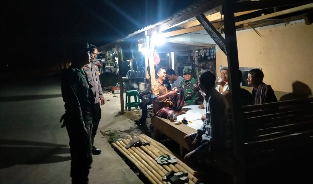 Polsek Bojong: Patroli Malam untuk Meningkatkan Kamtibmas dan Keselamatan Masyarakat 7 WhatsApp Image 2023 10 31 at 20.18.55