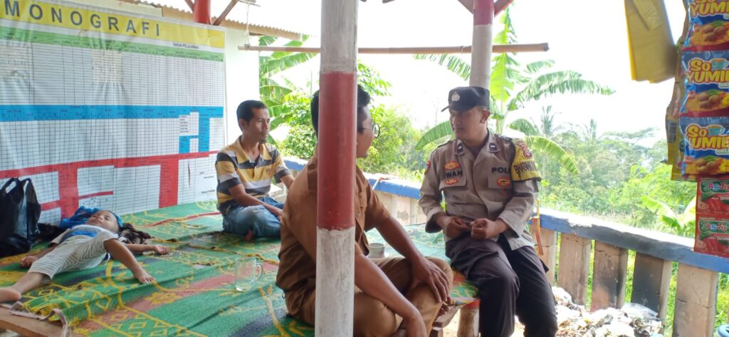 Bhabinkamtibmas Polsek Pandeglang Lakukan Pengecekan dan Sosialisasi Kesiapsiagaan di Desa Pagerbatu 4 WhatsApp Image 2023 10 31 at 20.35.46