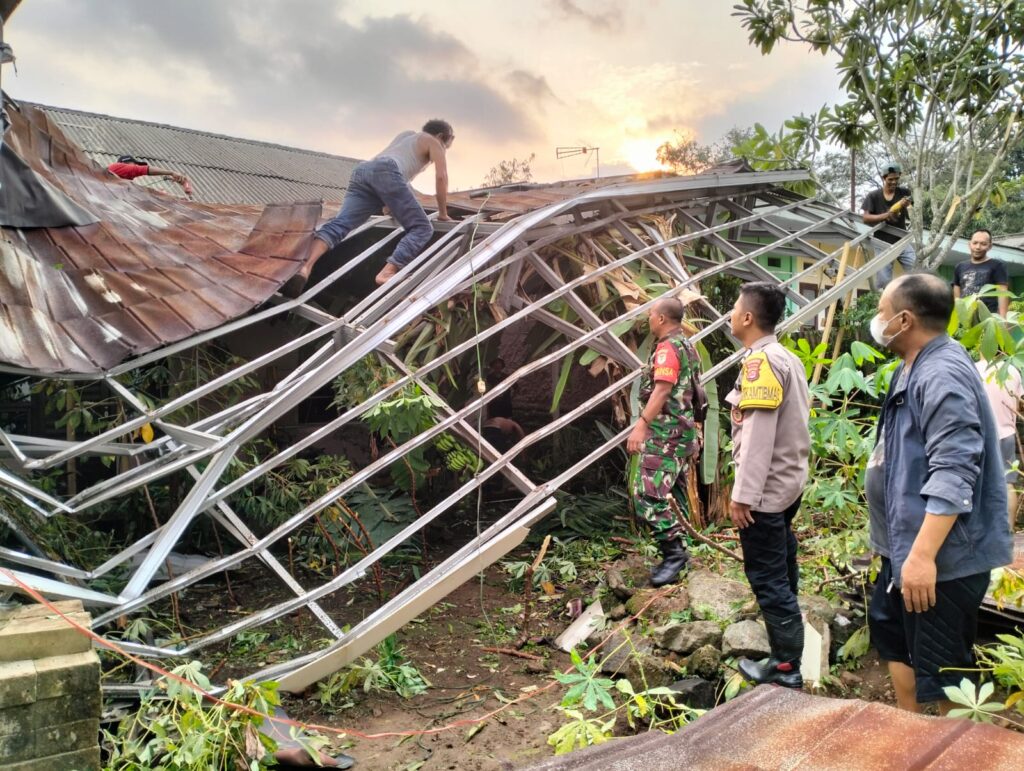 Bhabinkamtibmas Polsek Pandeglang Lakukan Pengecekan Pasca-Kejadian Angin Kencang di Kp Ciekek Masjid 2 5 WhatsApp Image 2023 10 31 at 20.37.31