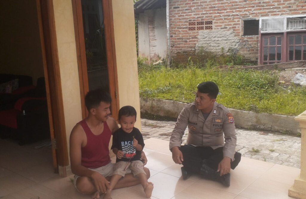 Bhabinkamtibmas Polsek Banjar Sambangi Warga di Kp. Gunungtorong untuk Meningkatkan Kamtibmas 7 WhatsApp Image 2023 10 31 at 20.42.15
