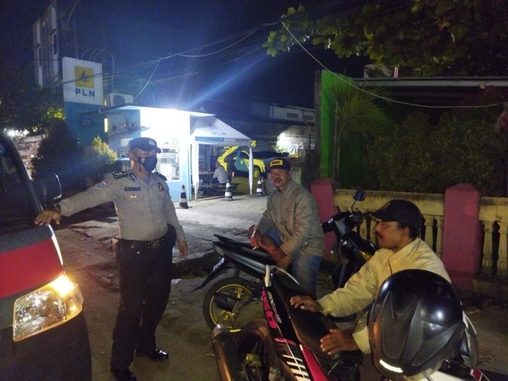 Patroli Malam Polsek Labuan: Meningkatkan Keamanan dan Ketertiban Masyarakat 9 WhatsApp Image 2023 10 31 at 20.44.24