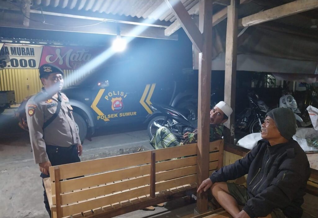Polsek Sumur Lakukan Patroli Malam untuk Menjaga Kamtibmas 2 WhatsApp Image 2023 11 01 at 09.18.31