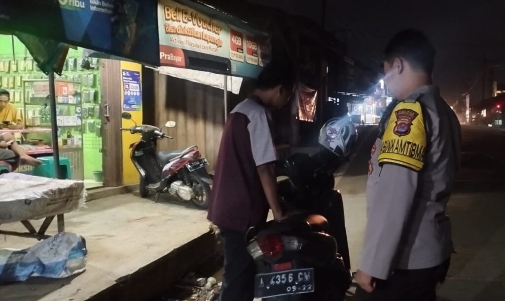 Polsek Bojong Melaksanakan Patroli Malam dalam Upaya Menjaga Kamtibmas 3 WhatsApp Image 2023 11 01 at 09.20.34