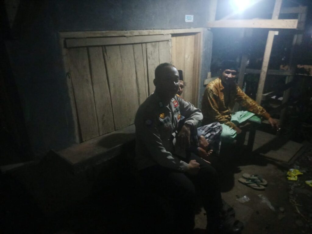 Polsek Pulosari Melaksanakan Patroli C3 Untuk Mewujudkan Lingkungan Aman dan Kondusif 4 WhatsApp Image 2023 11 01 at 09.24.02