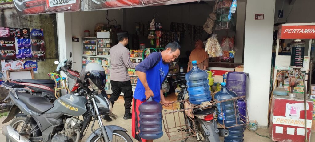 Bhabinkamtibmas Polsek Cikeusik Sosialisasikan Pentingnya Keamanan kepada Pedagang di Kp. Batujaya 6 WhatsApp Image 2023 11 01 at 09.26.27