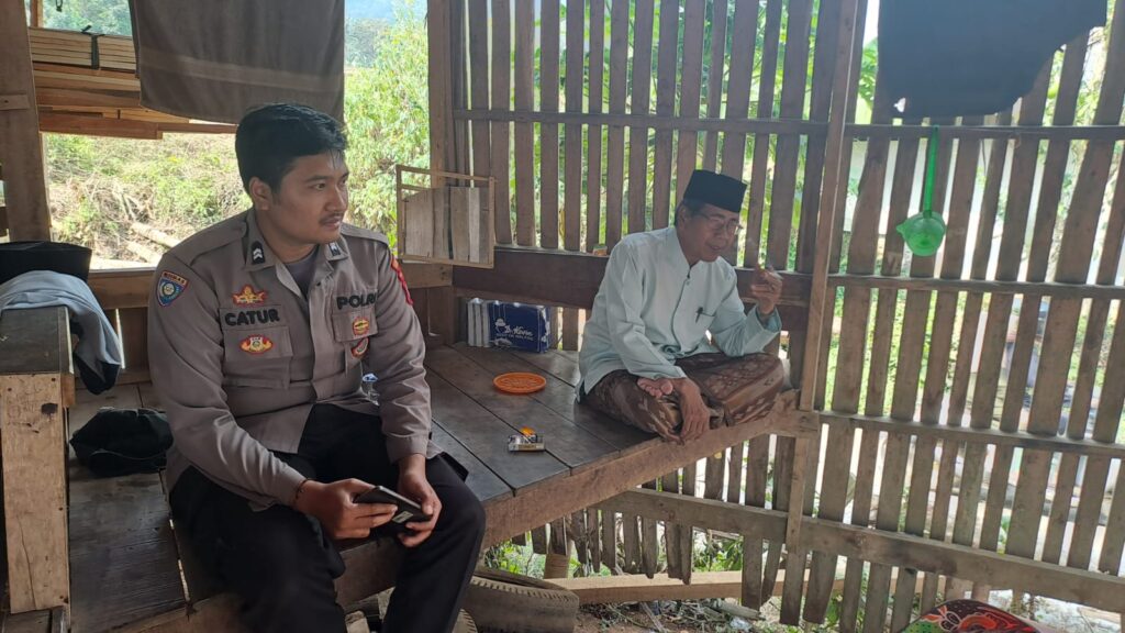 Bhabinkamtibmas Polsek Mandalawangi Sambangi Warga dalam Upaya Menciptakan Kamtibmas Aman dan Kondusif 8 WhatsApp Image 2023 11 01 at 09.39.38