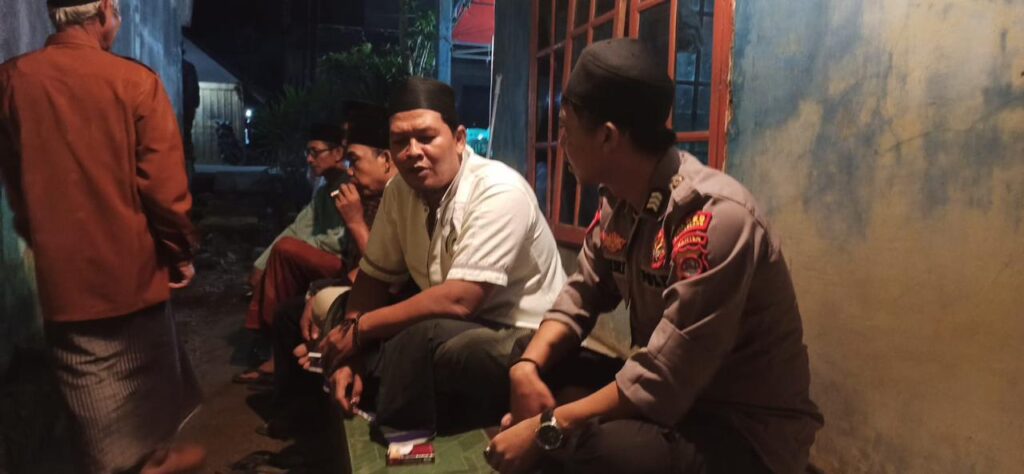Bhabinkamtibmas Polsek Munjul Melaksanakan Sambang dan Silaturahmi dengan Warga Masyarakat 4 WhatsApp Image 2023 11 01 at 10.46.46