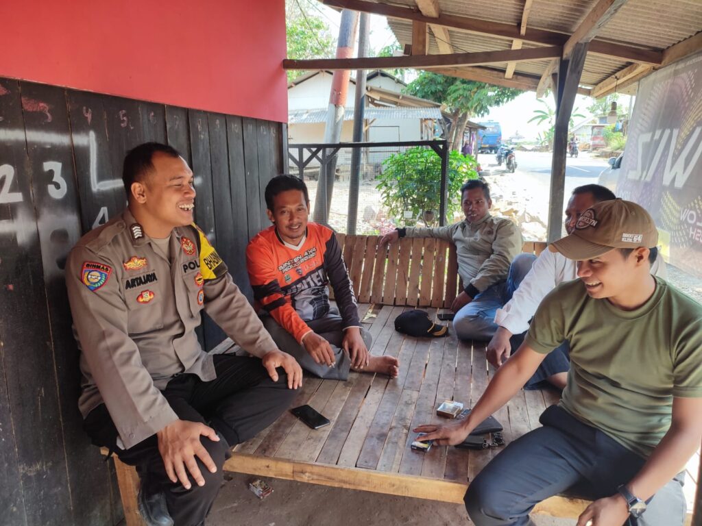 Polsek Cibaliung Melaksanakan Sambang Door to Door ke Warga Masyarakat 1 WhatsApp Image 2023 11 01 at 10.48.50