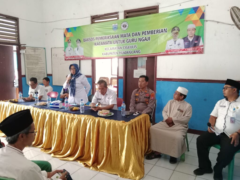 Polsek Cigeulis Dampingi Baksos Pemeriksaan Mata dan Pemberian Kaca Mata untuk Guru Ngaji 8 WhatsApp Image 2023 11 01 at 12.33.12