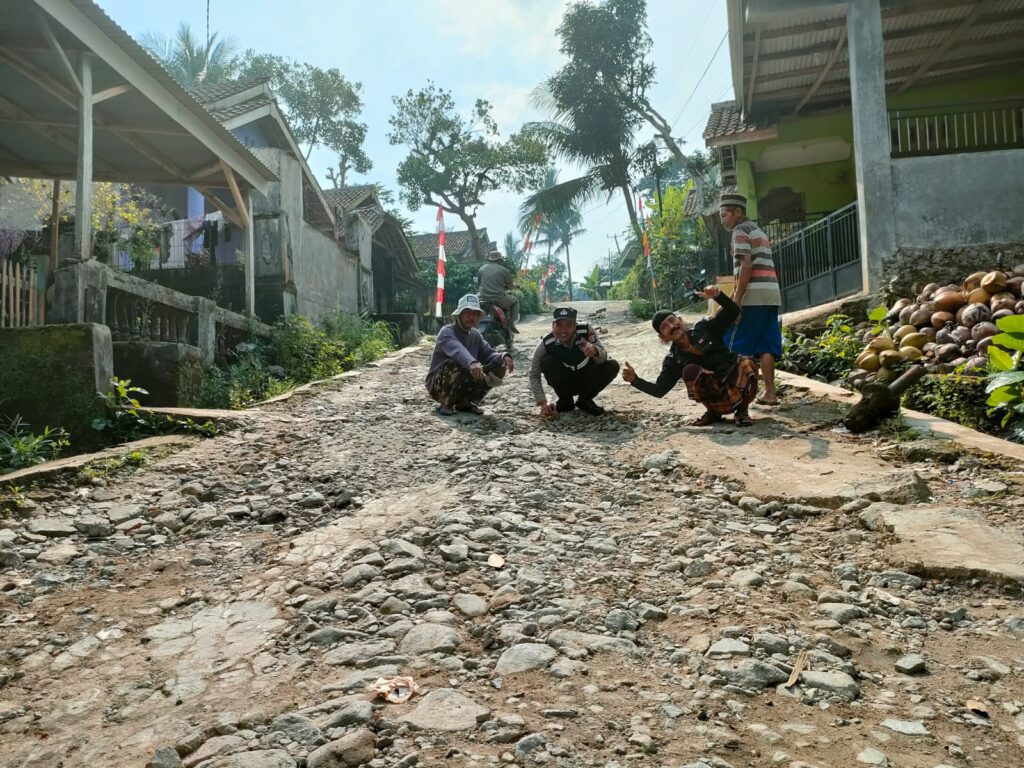 Bhabinkamtibmas Polsek Pulosari Sambangi Warga dan Berikan Himbauan Kamtibmas 9 WhatsApp Image 2023 11 02 at 17.36.11