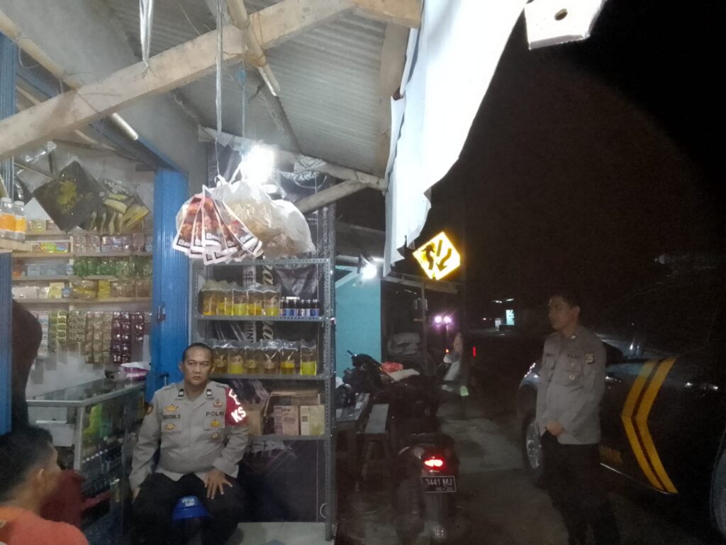 Polsek Cimanuk Gelar Patroli Malam Demi Keamanan dan Kenyamanan Masyarakat 2 WhatsApp Image 2023 11 02 at 18.16.25