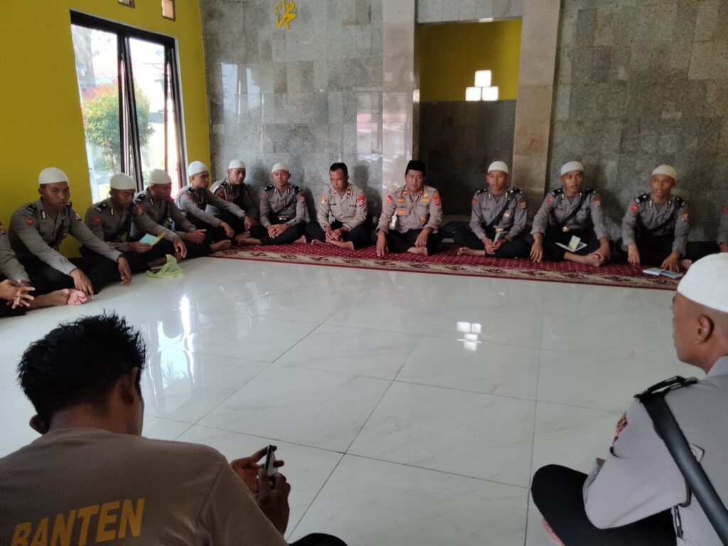 Kapolsek Pandeglang dan Anggota Polsek Pandeglang Menyelenggarakan Kegiatan Ngaji Bareng dengan Siswa SPN Mandalawangi 10 WhatsApp Image 2023 11 03 at 09.25.18