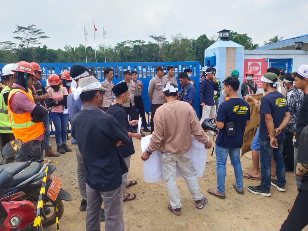 Pengamanan Aksi Unjuk Rasa di Wilayah Polsek Bojong 10 WhatsApp Image 2023 11 03 at 09.44.28