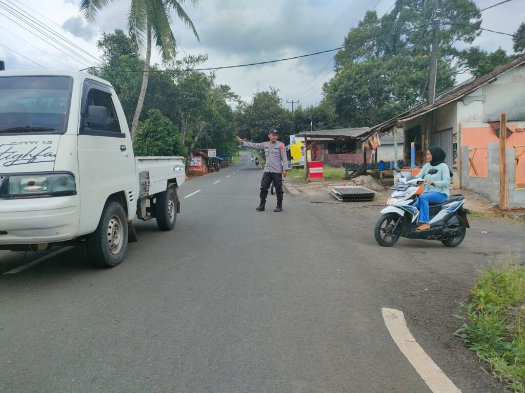 Polsek Pulosari Melaksanakan Kegiatan Pengaturan Lalu Lintas untuk Keamanan dan Kenyamanan Masyarakat 4 WhatsApp Image 2023 11 03 at 09.46.40