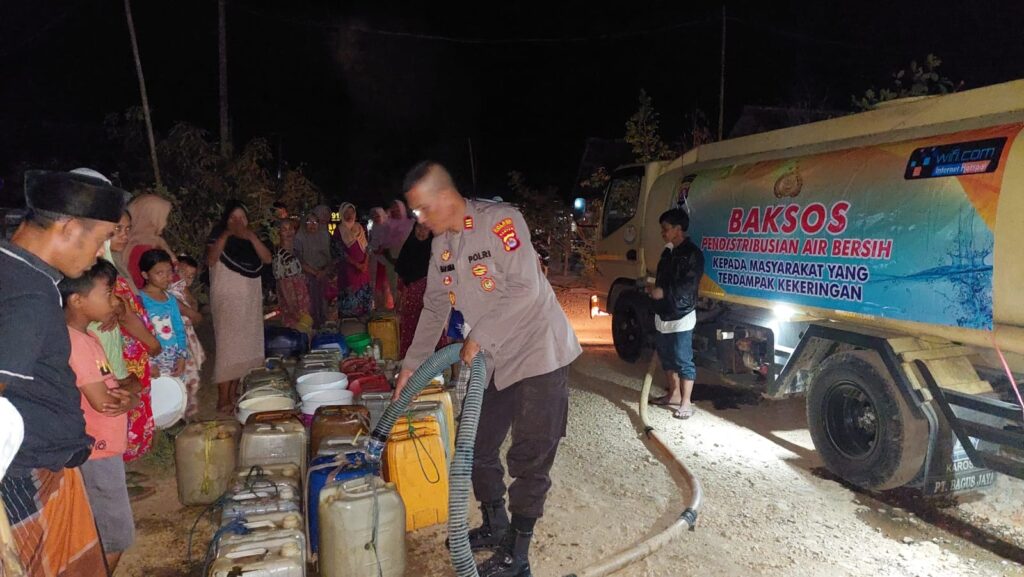Polsek Angsana Sediakan Air Bersih bagi Warga yang Terdampak Kekeringan di Ds. Kadubadak 9 WhatsApp Image 2023 11 03 at 11.09.57