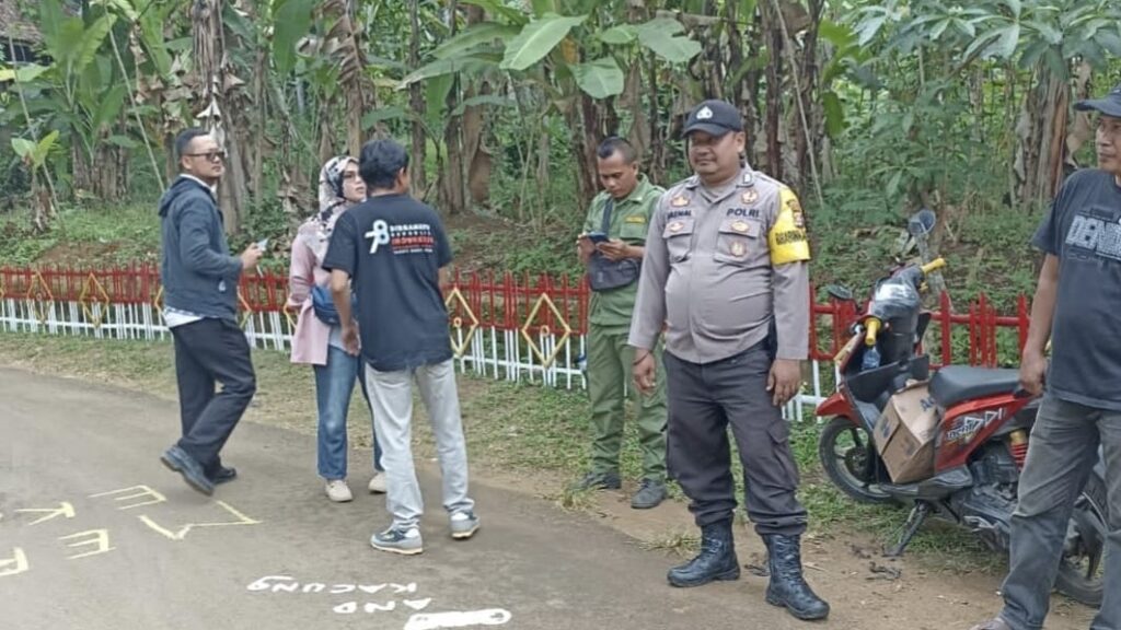 Bhabinkamtibmas Desa Cibarani Polsek Saketi Lakukan Sambang DDS ke Warga Masyarakat 10 WhatsApp Image 2023 11 03 at 11.12.23