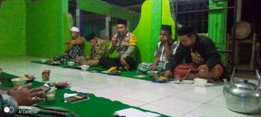 Bhabinkamtibmas Polsek Cikedal Hadiri Pengajian Rutin dan Sampaikan Arahan Kamtibmas 9 WhatsApp Image 2023 11 03 at 11.40.48