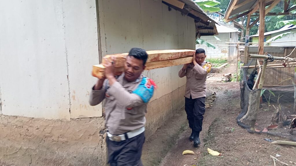 Polsek Carita Bantu Warga yang Membutuhkan dalam Pembangunan Rumah 4 WhatsApp Image 2023 11 03 at 21.01.05