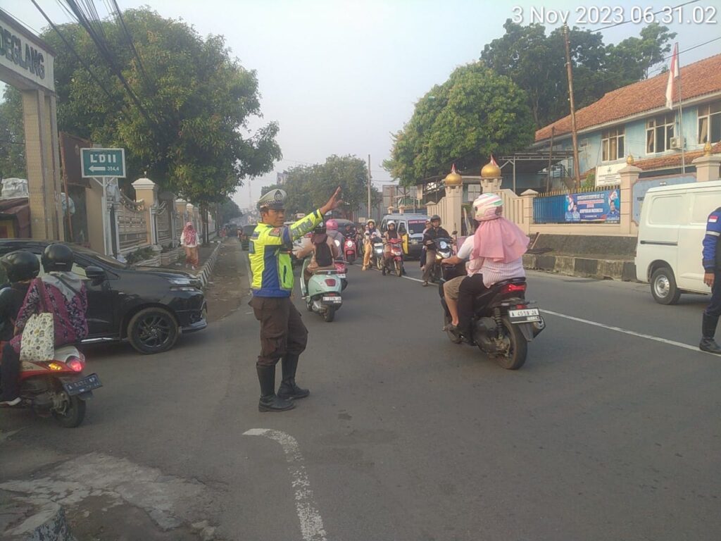 Polsek Pandeglang Rutin Gelar Pengaturan Lalulintas Demi Keamanan dan Ketertiban 5 WhatsApp Image 2023 11 04 at 18.45.40
