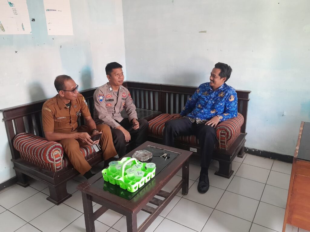 Bhabinkamtibmas Polsek Pandeglang Gelar Kunjungan ke Lurah dan Staf Kelurahan Kadomas 7 WhatsApp Image 2023 11 04 at 18.50.52