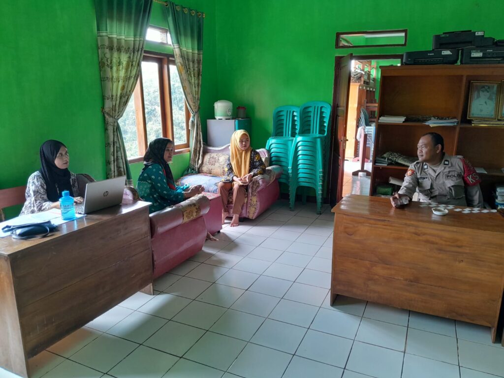 Polsek Menes Terus Jalin Komunikasi dengan Masyarakat dalam Upaya Mempertahankan Kamtibmas 8 WhatsApp Image 2023 11 04 at 18.51.53