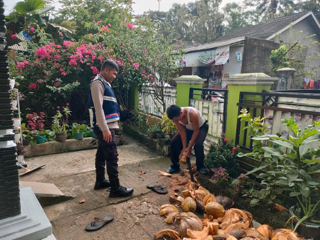Bhabinkamtibmas Polsek Pulosari Terus Dekatkan Diri dengan Warga dalam Rangka Jaga Kamtibmas 2 WhatsApp Image 2023 11 04 at 19.37.01