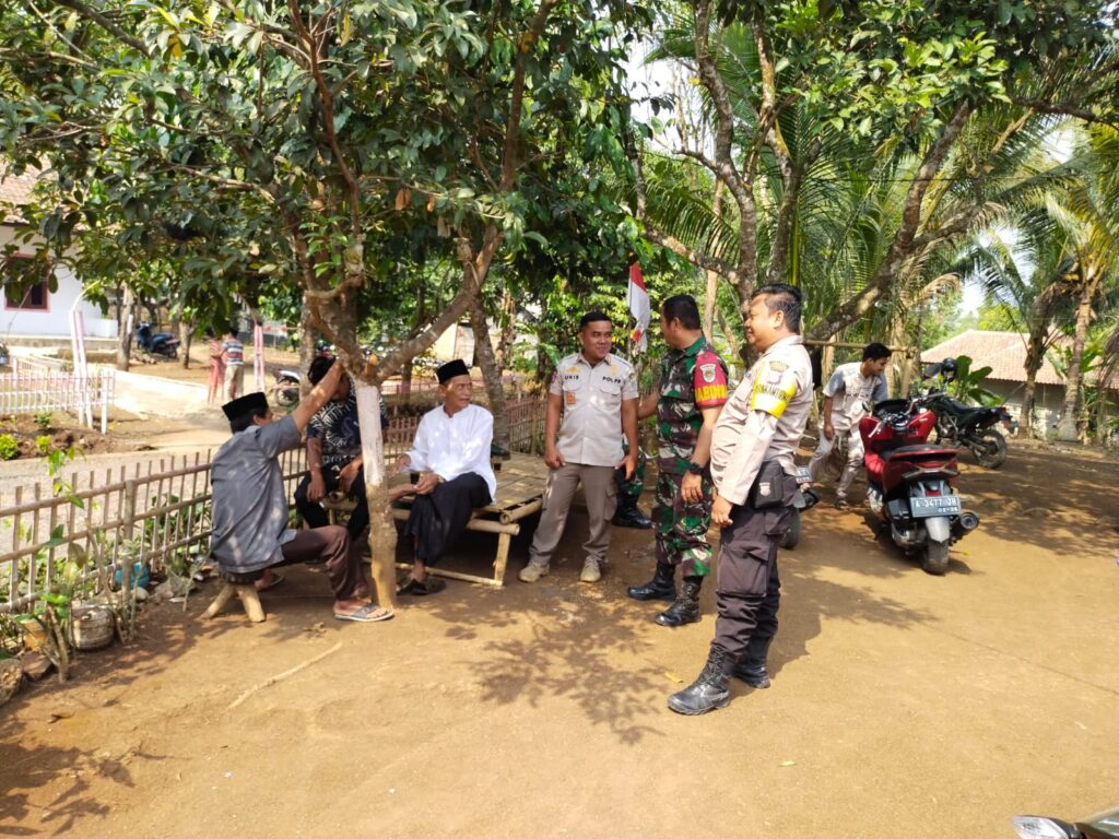 Bhabinkamtibmas Polsek Saketi Bersama Babinsa Sambangi Kepala Desa untuk Ciptakan Kamtibmas Aman 4 WhatsApp Image 2023 11 04 at 19.41.30