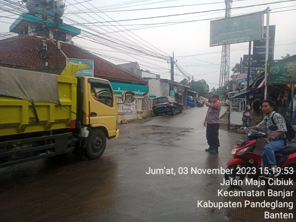 Polsek Banjar Gelar Kegiatan Strong Point Sore untuk Meningkatkan Keamanan Lalu Lintas 5 WhatsApp Image 2023 11 04 at 19.43.20