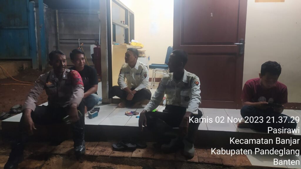 Polsek Banjar Lakukan Patroli Malam demi Menjaga Ketertiban dan Keamanan Wilayah 7 WhatsApp Image 2023 11 04 at 19.44.37
