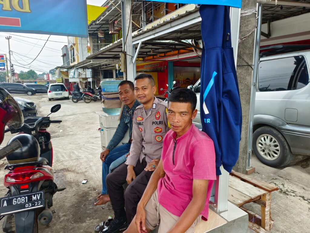 Bhabinkamtibmas Polsek Banjar Melaksanakan Kegiatan Sambang DDS di Wilayah Sukasari 7 WhatsApp Image 2023 11 04 at 19.45.41