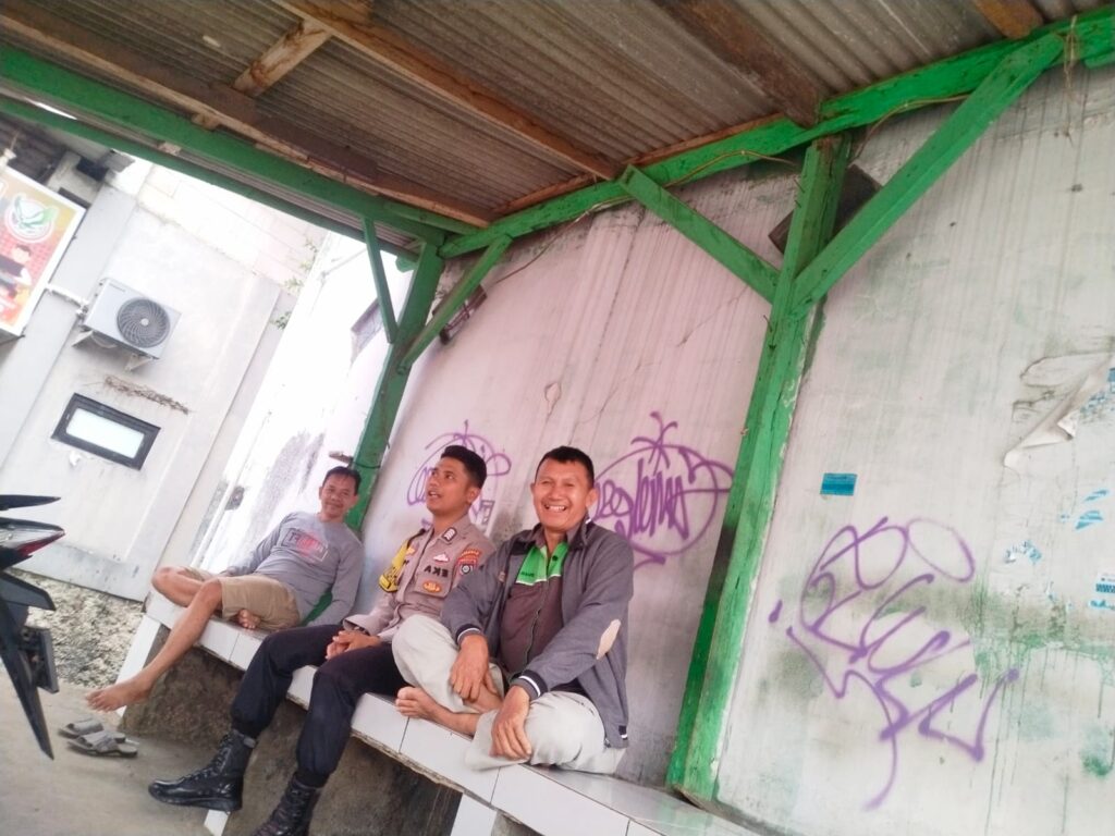Bhabinkamtibmas Polsek Pandeglang Melaksanakan Sambang dan Silaturahmi di Kp. Ciekek Hilir 8 WhatsApp Image 2023 11 04 at 19.47.23