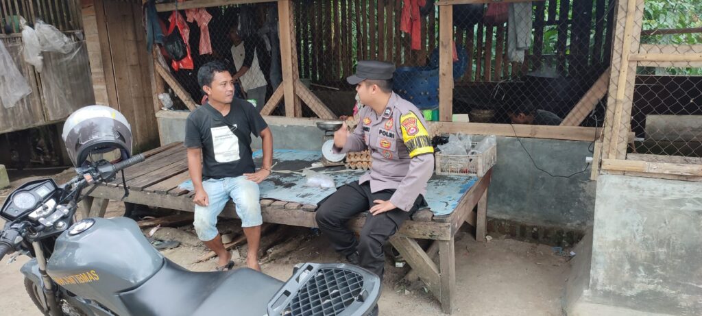 Bhabinkamtibmas Polsek Cikeusik Terus Lakukan Sambang Dialogis untuk Ciptakan Kamtibmas yang Aman 10 WhatsApp Image 2023 11 04 at 19.53.04