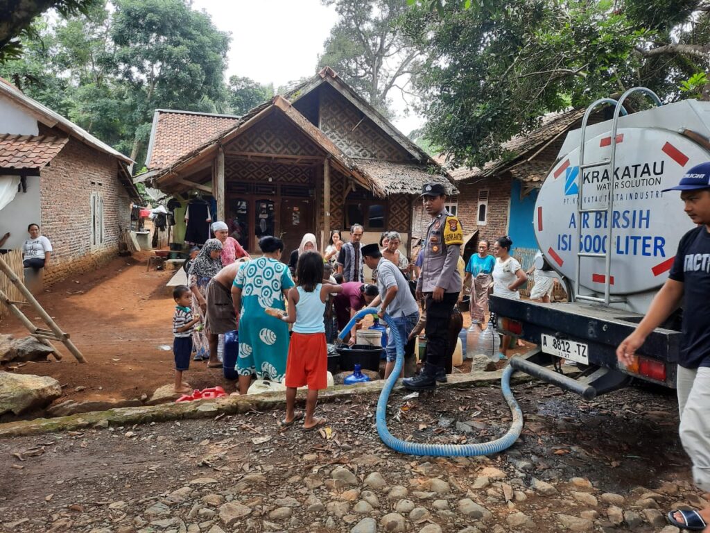 Polsek Carita Salurkan Bantuan Sosial Air Bersih kepada Warga Terdampak Kemarau 1 WhatsApp Image 2023 11 04 at 20.25.53