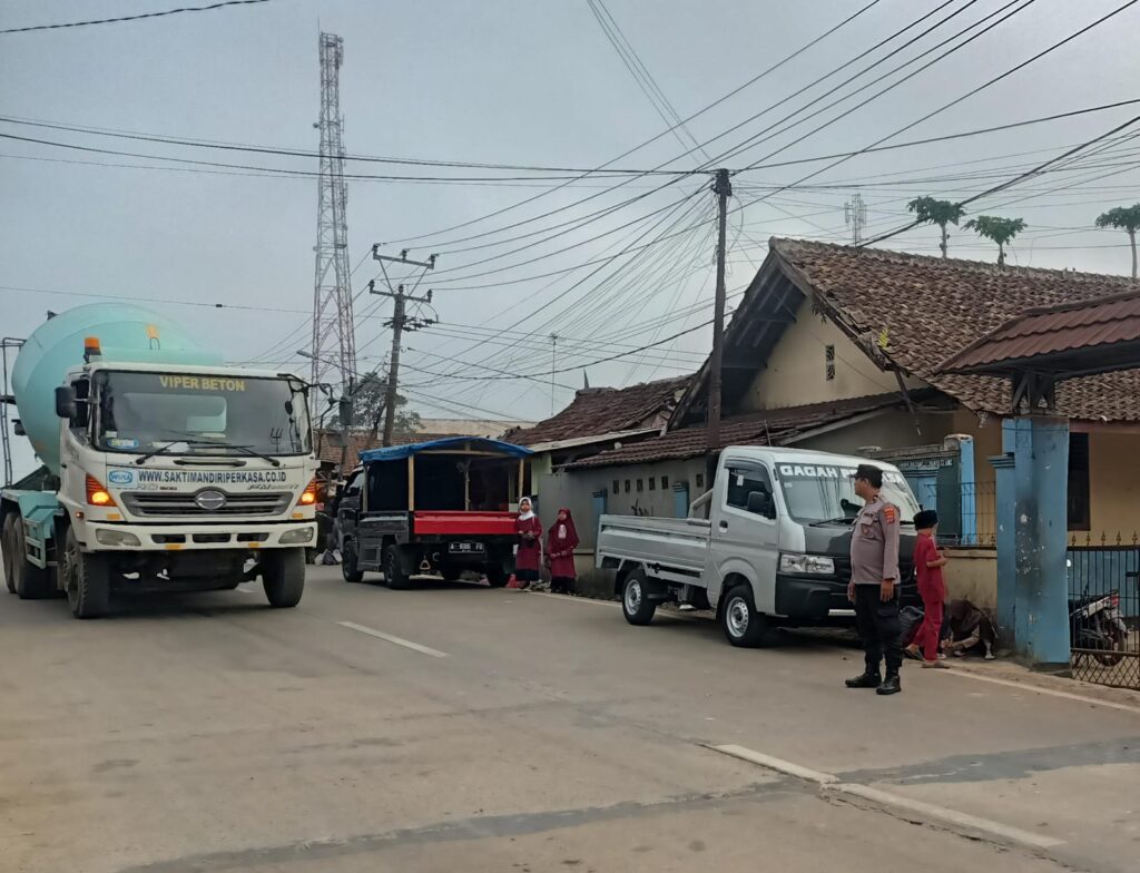 Polsek Bojong Tingkatkan Keamanan dan Kelancaran Lalu Lintas 1 WhatsApp Image 2023 11 05 at 11.06.46