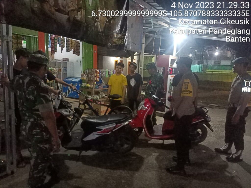 Polsek Cikeusik Terus Tingkatkan Patroli untuk Keamanan dan Kondusifitas 3 WhatsApp Image 2023 11 05 at 11.11.17