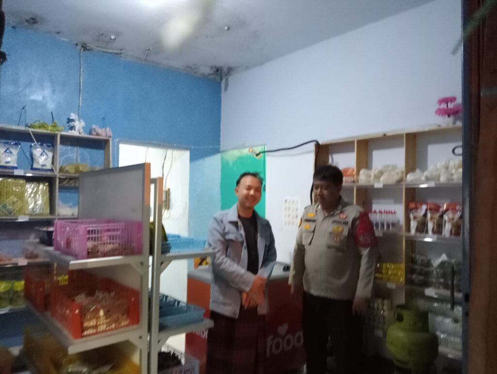 Piket Pelayanan SPKT Polsek Mandalawangi Giat Patroli Mobile dan Sambang untuk Cegah Gangguan Kamtibmas 5 WhatsApp Image 2023 11 05 at 11.50.16
