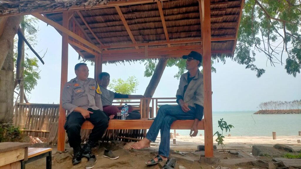Bhabinkamtibmas Polsek Panimbang Laksanakan Patroli dan Sambang untuk Ciptakan Kamtibmas yang Aman 7 WhatsApp Image 2023 11 05 at 11.57.11