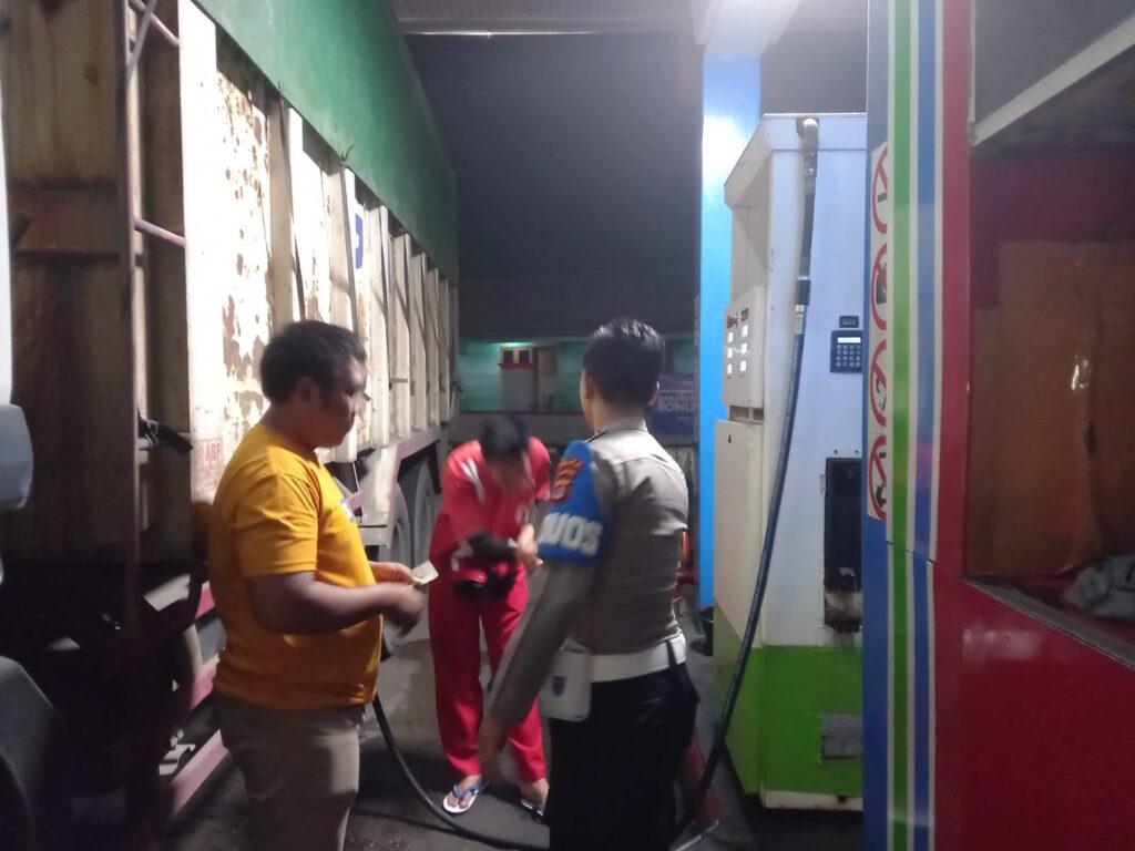 Polsek Saketi Laksanakan Patroli Malam untuk Memelihara Kamtibmas 10 WhatsApp Image 2023 11 05 at 19.21.16