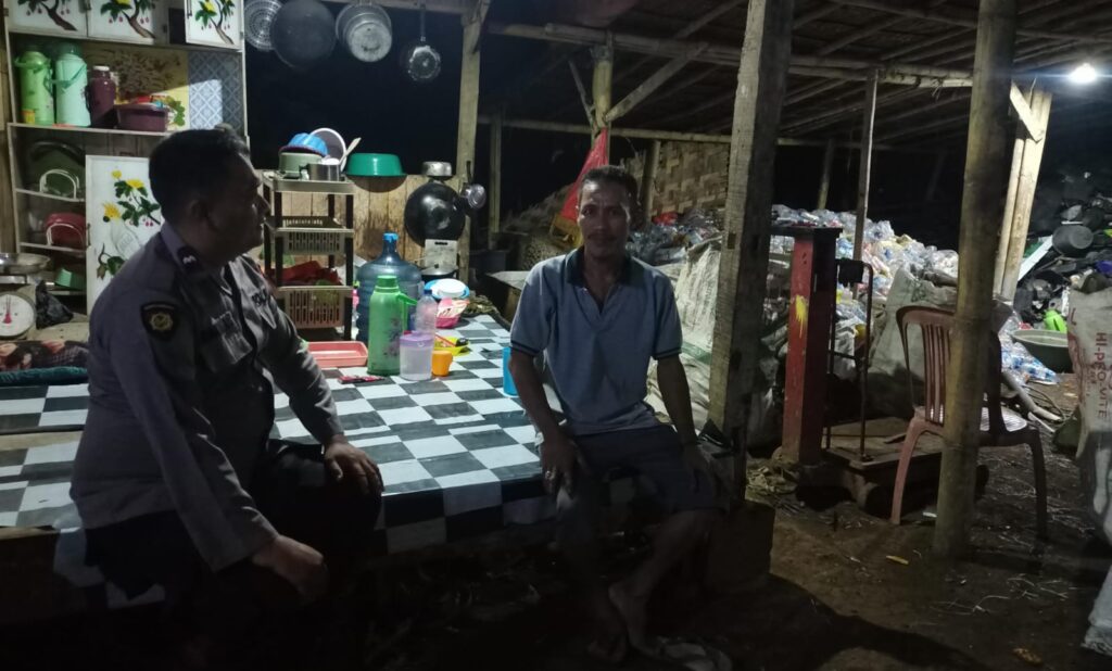 Bhabinkamtibmas Polsek Jiput Terus Dekatkan Diri dengan Warga Melalui Kegiatan Sambang 3 WhatsApp Image 2023 11 06 at 11.45.47