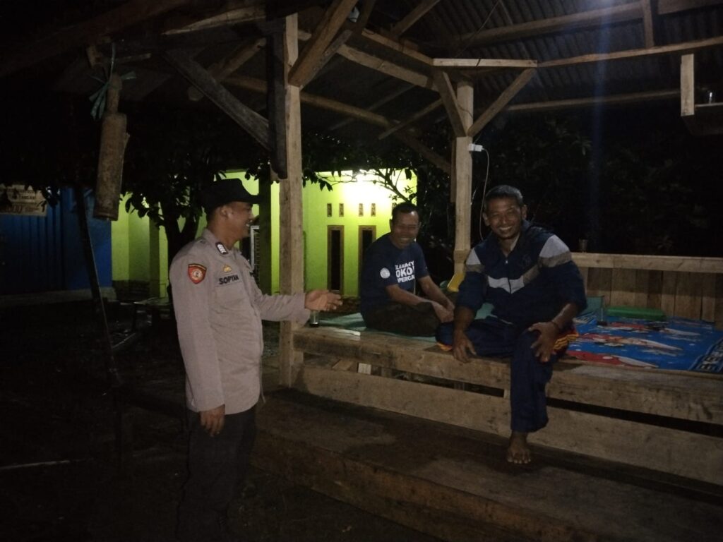 Polsek Cimanggu Rutin Sambangi Pos Kamling untuk Ciptakan Kamtibmas yang Aman 4 WhatsApp Image 2023 11 06 at 11.51.20