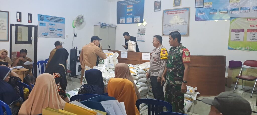 Bhabinkamtibmas Polsek Cadasari Hadiri Penyaluran Bantuan Sosial Ketahanan Pangan 5 WhatsApp Image 2023 11 06 at 13.19.31