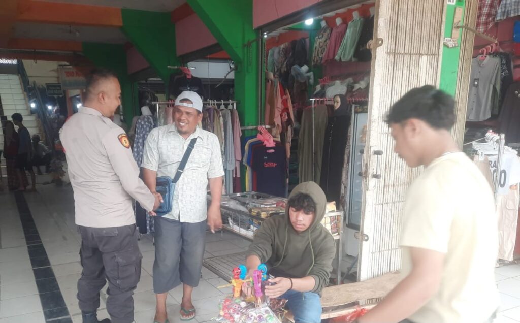 Polsek Menes Tingkatkan Patroli untuk Mengantisipasi Tindak Kejahatan di Pasar Tradisional 7 WhatsApp Image 2023 11 07 at 19.05.43