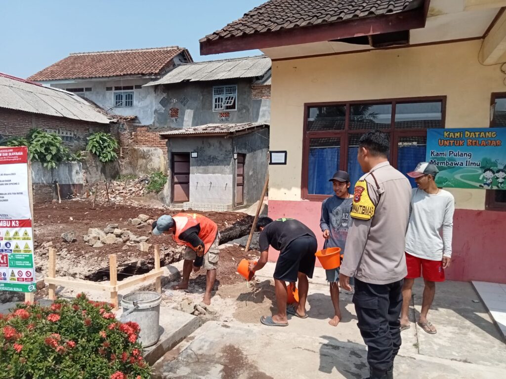 Bhabinkamtibmas Polsek Cikedal Dukung Pembangunan Sekolah SD Negeri Cipicung 1 10 WhatsApp Image 2023 11 07 at 19.12.41