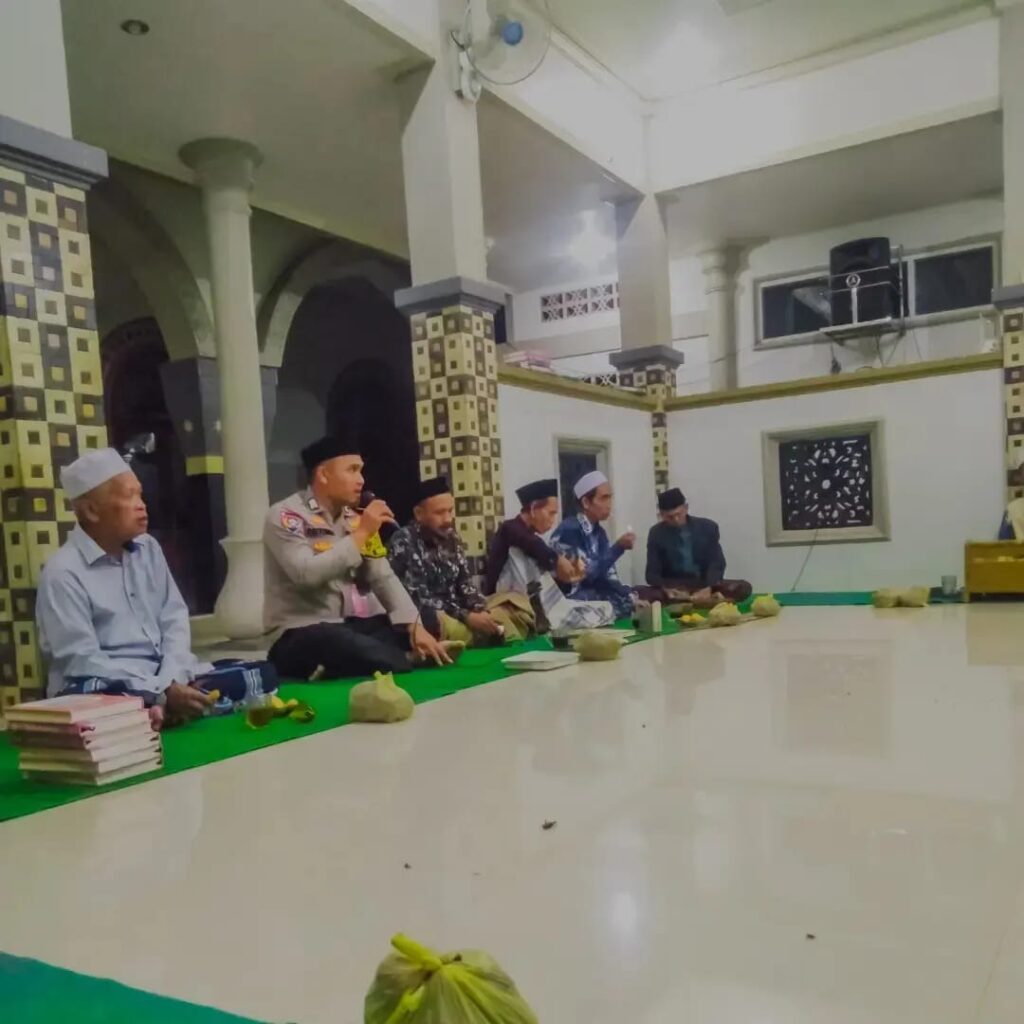 Bhabinkamtibmas Polsek Cikedal Hadiri Pengajian Rutin Masyarakat 8 WhatsApp Image 2023 11 07 at 20.20.07