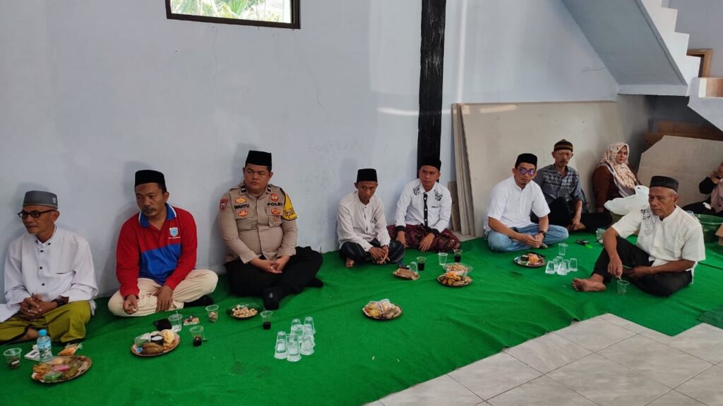 Bhabinkamtibmas Polsek Pandeglang Hadiri Pengajian Rutin Bulanan Kelurahan Saruni 7 WhatsApp Image 2023 11 08 at 11.13.20