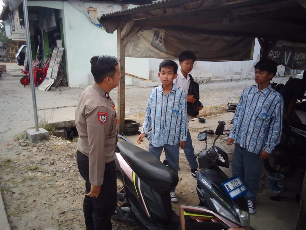 Bhabinkamtibmas Polsek Panimbang Sambang Warga dan Ajak Cegah Bullying 2 WhatsApp Image 2023 11 08 at 11.17.21